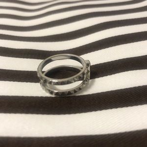 Henri bendel ring